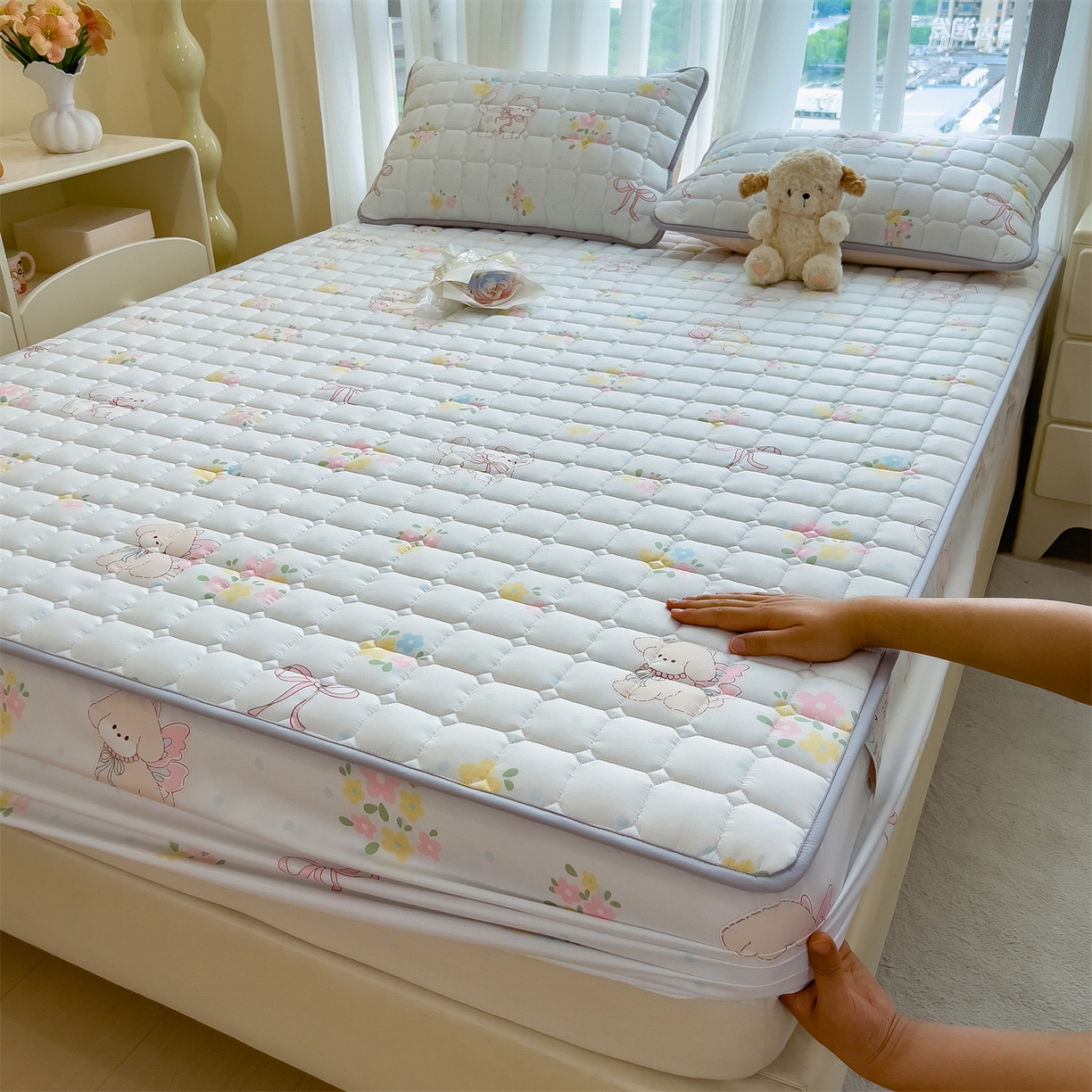 91家纺网 家纺一手货源 找家纺 雯豆家纺 2025四季款新品夹棉床笠三件套水洗棉磨毛小清新印花床垫保护套 布丁狗