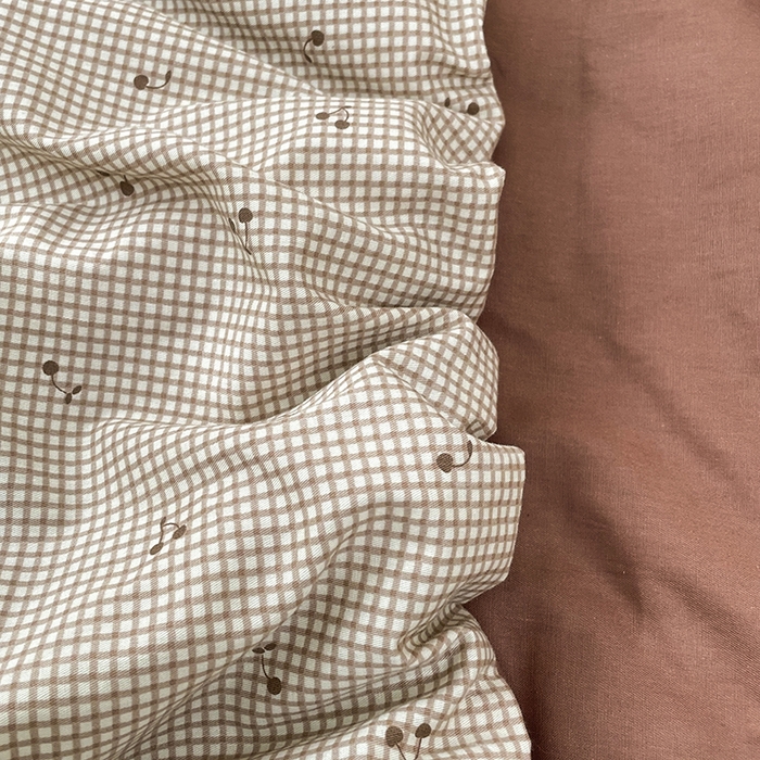 91家纺网 家纺一手货源 找家纺 番茄+ 2025新款13370全棉印花卡通抱枕被 樱桃格可可