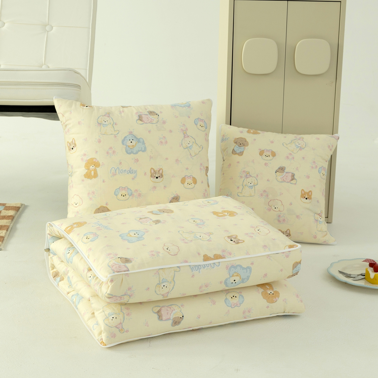 91家纺网 家纺一手货源 找家纺 番茄+ 2025新款13370全棉印花卡通抱枕被 泡芙小狗