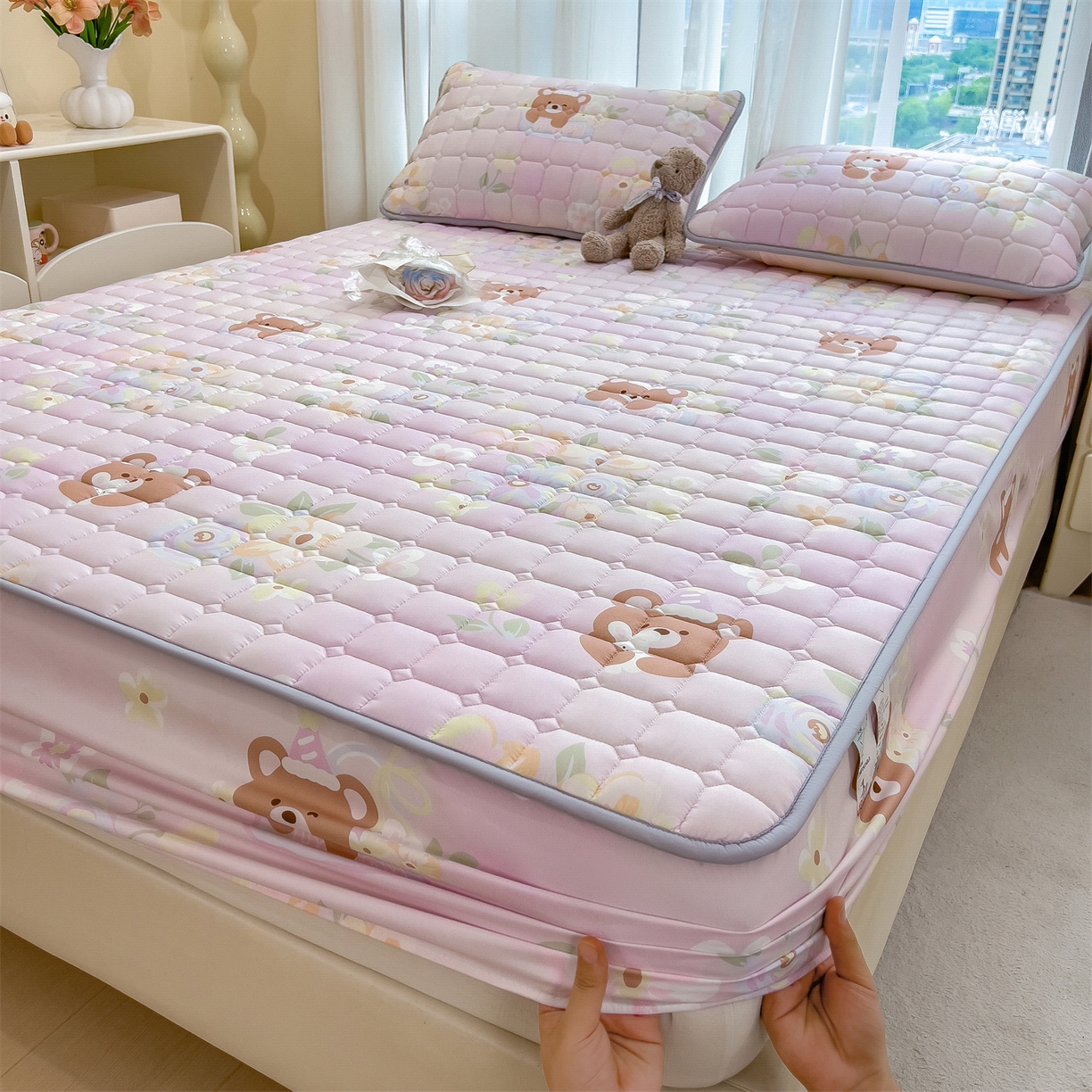 91家纺网 家纺一手货源 找家纺 雯豆家纺 2025四季款新品夹棉床笠三件套水洗棉磨毛小清新印花床垫保护套 星愿小熊