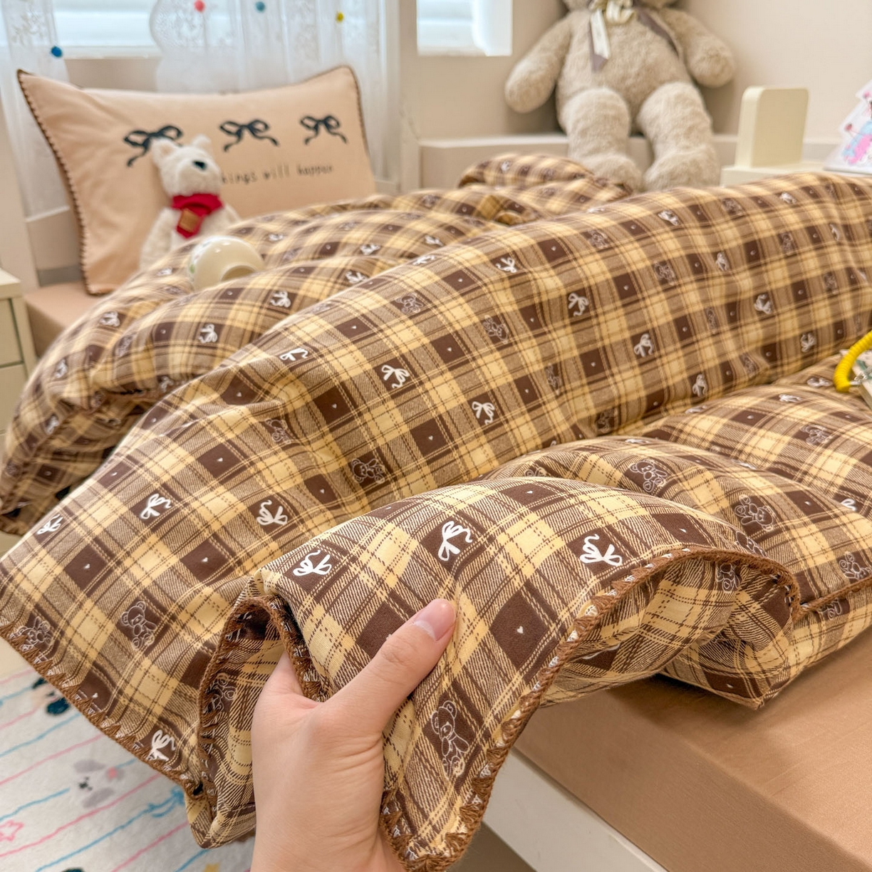 91家纺网 家纺一手货源 找家纺 沐辰 2025新款全棉双层纱A类贝壳边学生床三件套 好运蝴蝶结