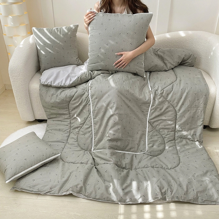 91家纺网 家纺一手货源 找家纺 番茄+ 2025新款13370全棉印花卡通抱枕被 樱桃格蓝