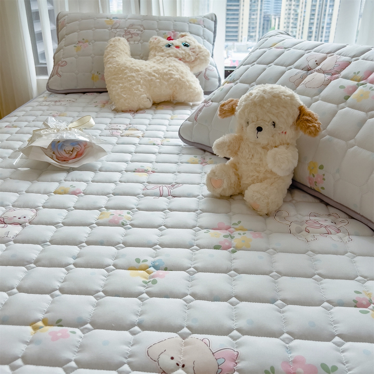 91家纺网 家纺一手货源 找家纺 雯豆家纺 2025四季款新品夹棉床笠三件套水洗棉磨毛小清新印花床垫保护套 布丁狗