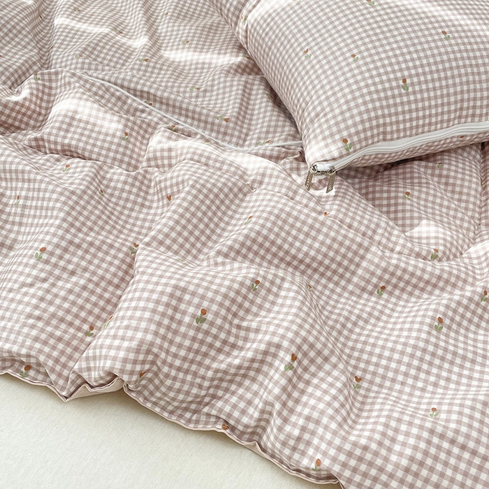 91家纺网 家纺一手货源 找家纺 番茄+ 2025新款13370全棉印花卡通抱枕被 粉格小花咖