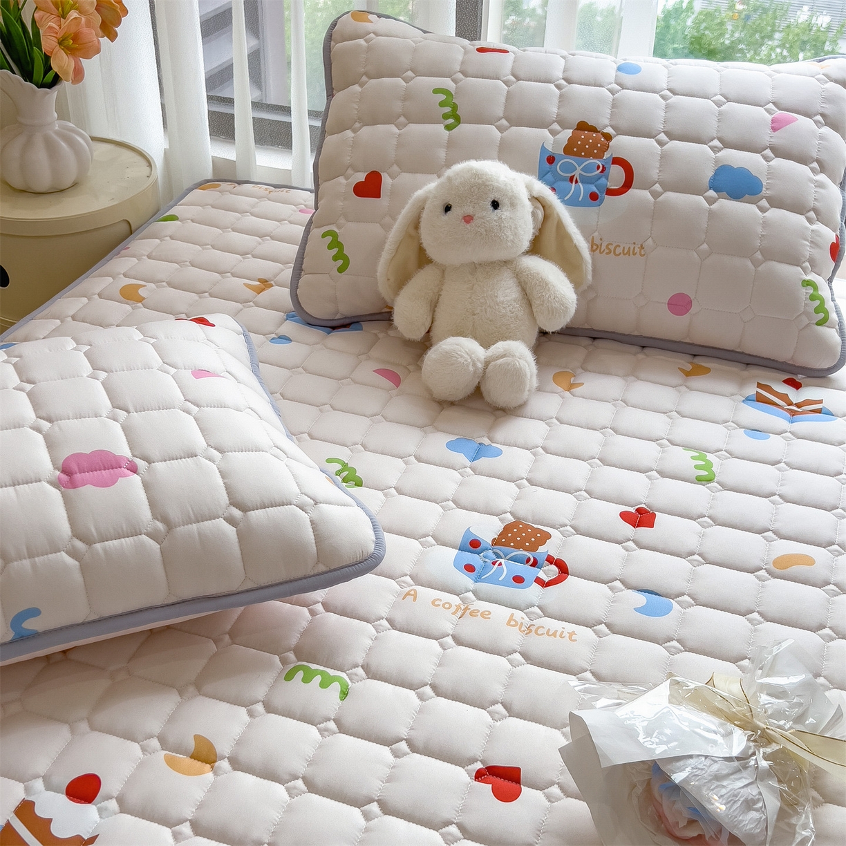 91家纺网 家纺一手货源 找家纺 雯豆家纺 2025四季款新品夹棉床笠三件套水洗棉磨毛小清新印花床垫保护套 甜甜心事