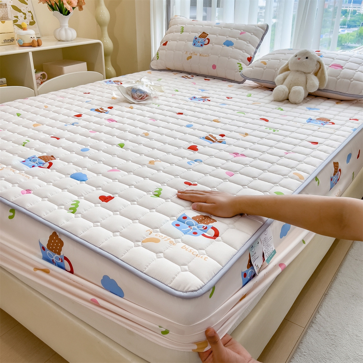 91家纺网 家纺一手货源 找家纺 雯豆家纺 2025四季款新品夹棉床笠三件套水洗棉磨毛小清新印花床垫保护套 甜甜心事