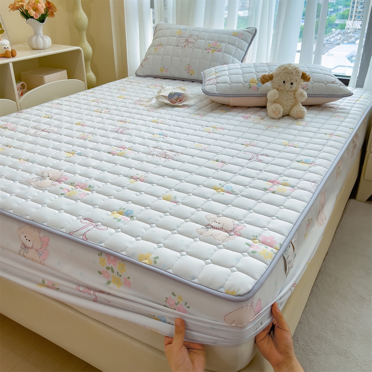 91家纺网 家纺一手货源 找家纺 雯豆家纺 2025四季款新品夹棉床笠三件套水洗棉磨毛小清新印花床垫保护套 布丁狗