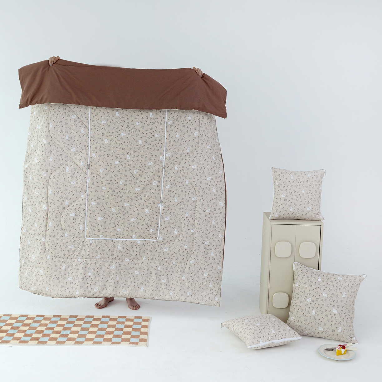 91家纺网 家纺一手货源 找家纺 番茄+ 2025新款13370全棉印花卡通抱枕被 咖啡兔