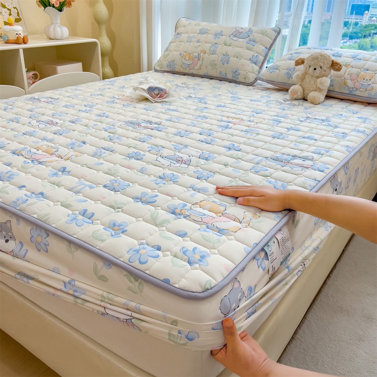 91家纺网 家纺一手货源 找家纺 雯豆家纺 2025四季款新品夹棉床笠三件套水洗棉磨毛小清新印花床垫保护套 萌趣小狗