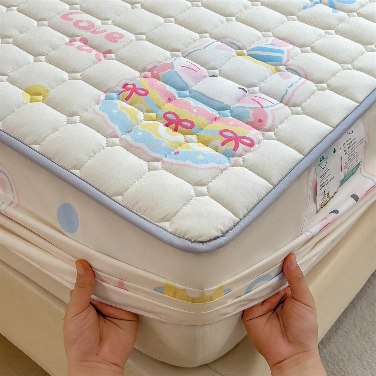 91家纺网 家纺一手货源 找家纺 雯豆家纺 2025四季款新品夹棉床笠三件套水洗棉磨毛小清新印花床垫保护套 嘟嘟猫