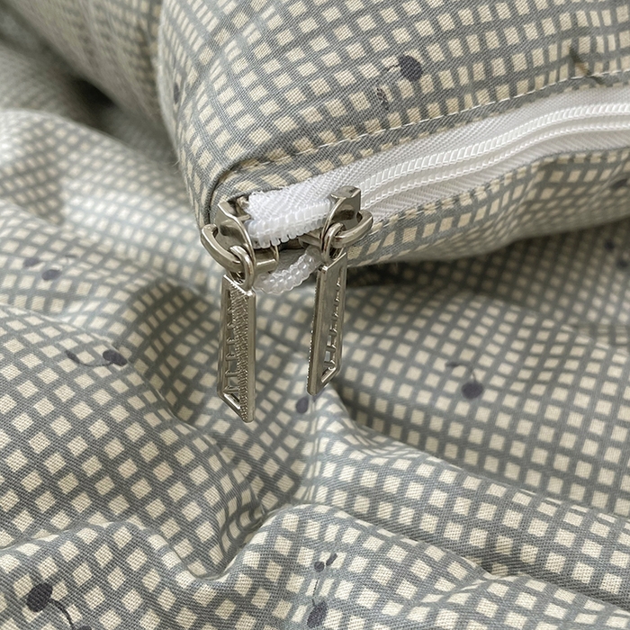 91家纺网 家纺一手货源 找家纺 番茄+ 2025新款13370全棉印花卡通抱枕被 樱桃格蓝