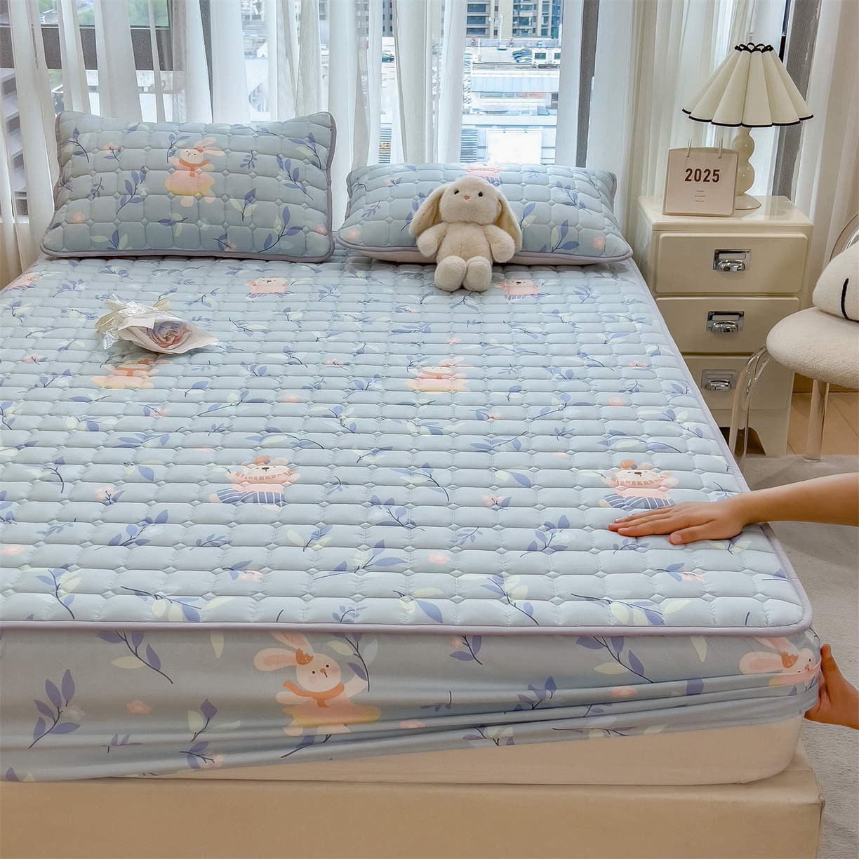 91家纺网 家纺一手货源 找家纺 雯豆家纺 2025四季款新品夹棉床笠三件套水洗棉磨毛小清新印花床垫保护套 半夏花语