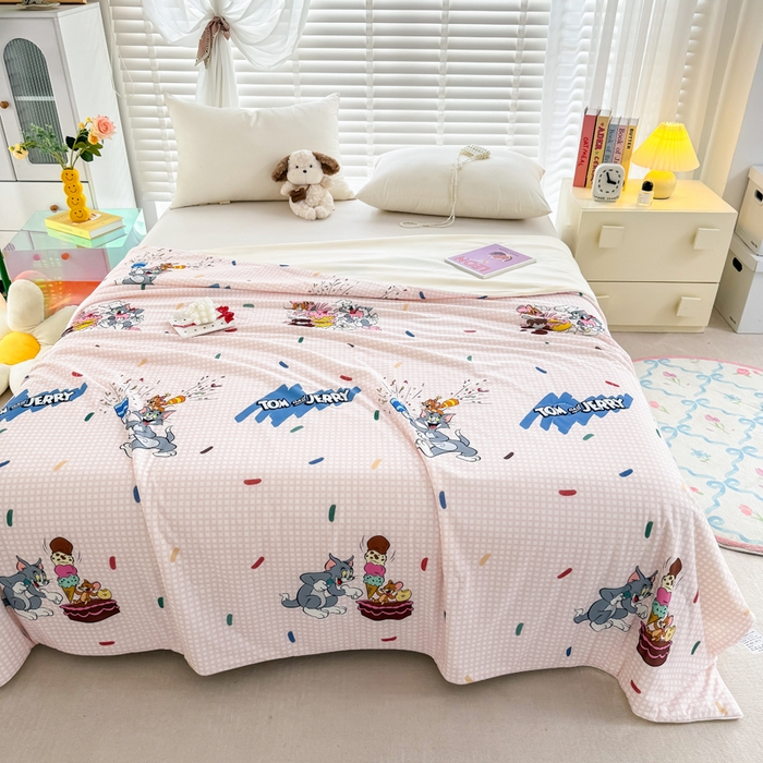 91家纺网 家纺一手货源 找家纺 彩象树家纺 2025新款猫和老鼠系列凉感夏被被子被芯 甜品奇遇记