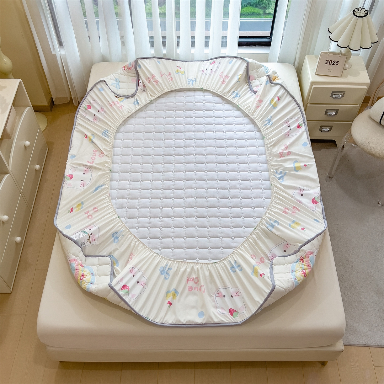 91家纺网 家纺一手货源 找家纺 雯豆家纺 2025四季款新品夹棉床笠三件套水洗棉磨毛小清新印花床垫保护套 嘟嘟猫