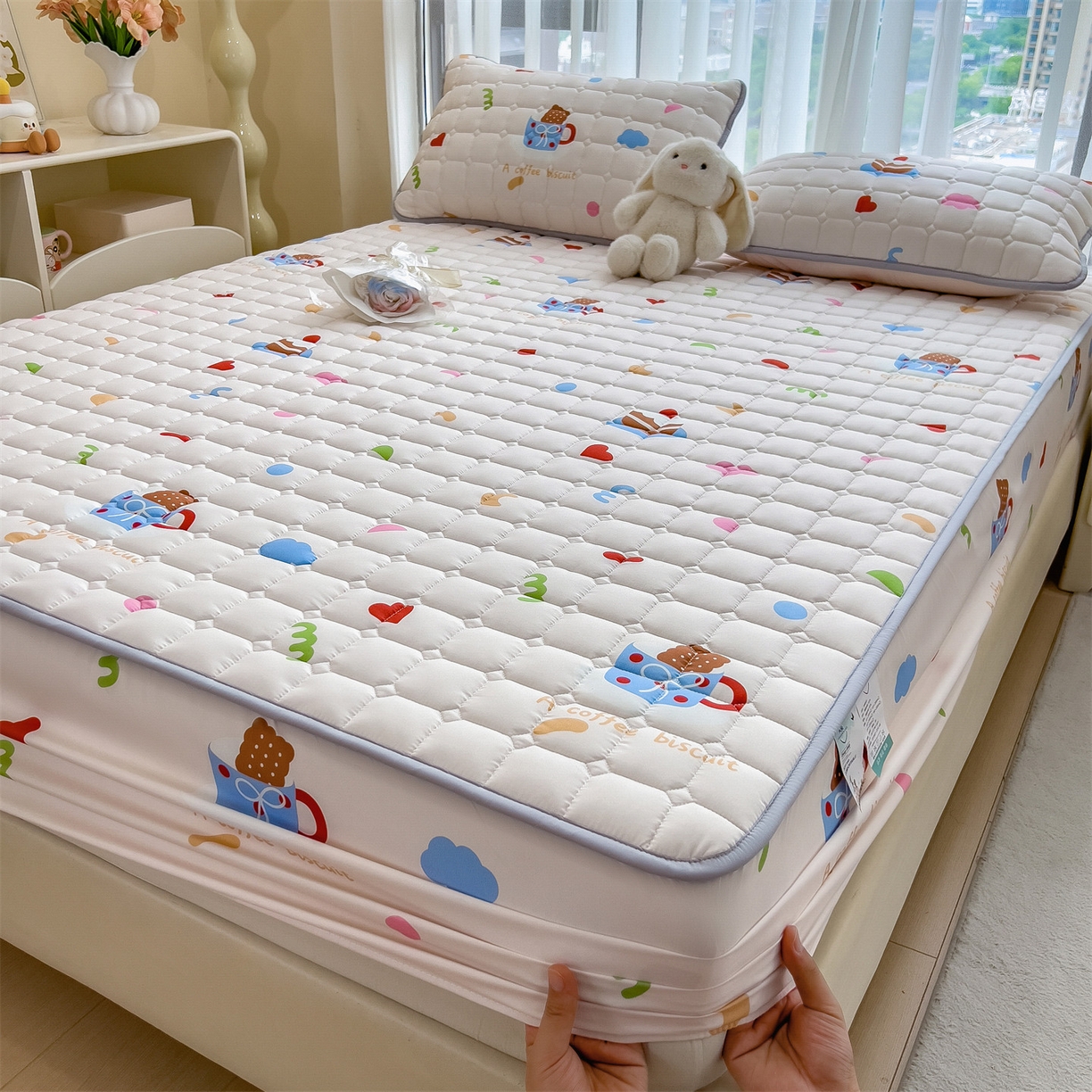 91家纺网 家纺一手货源 找家纺 雯豆家纺 2025四季款新品夹棉床笠三件套水洗棉磨毛小清新印花床垫保护套 甜甜心事