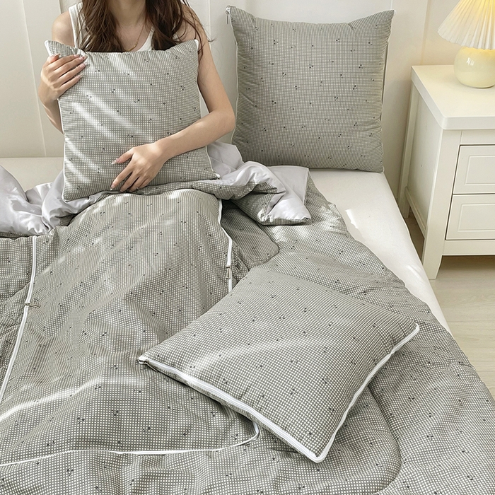 91家纺网 家纺一手货源 找家纺 番茄+ 2025新款13370全棉印花卡通抱枕被 樱桃格蓝