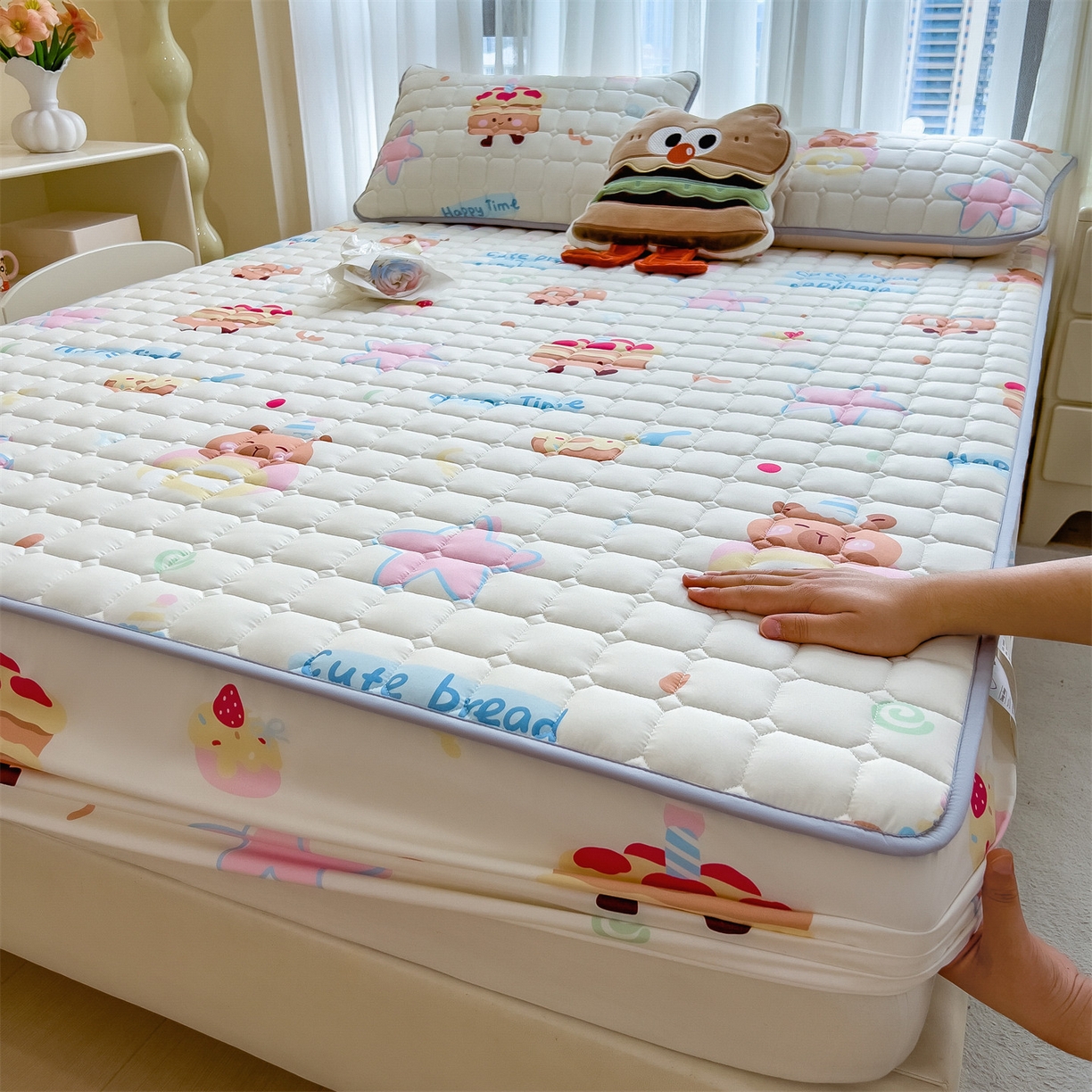 91家纺网 家纺一手货源 找家纺 雯豆家纺 2025四季款新品夹棉床笠三件套水洗棉磨毛小清新印花床垫保护套 卡皮宝贝