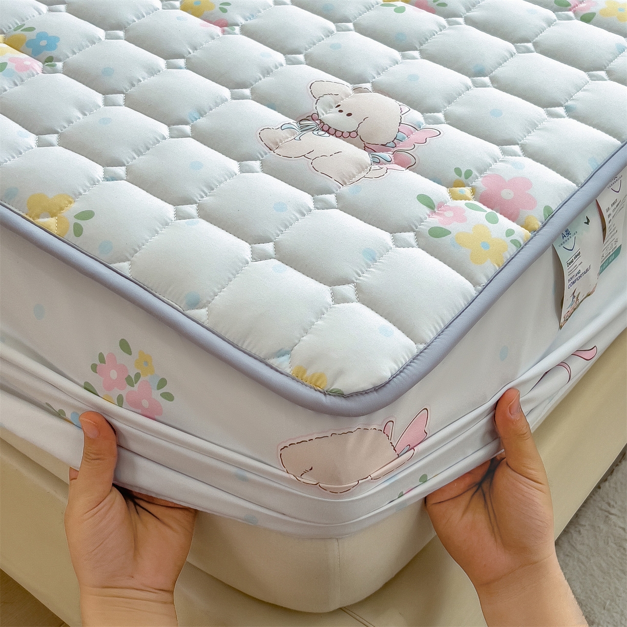 91家纺网 家纺一手货源 找家纺 雯豆家纺 2025四季款新品夹棉床笠三件套水洗棉磨毛小清新印花床垫保护套 布丁狗