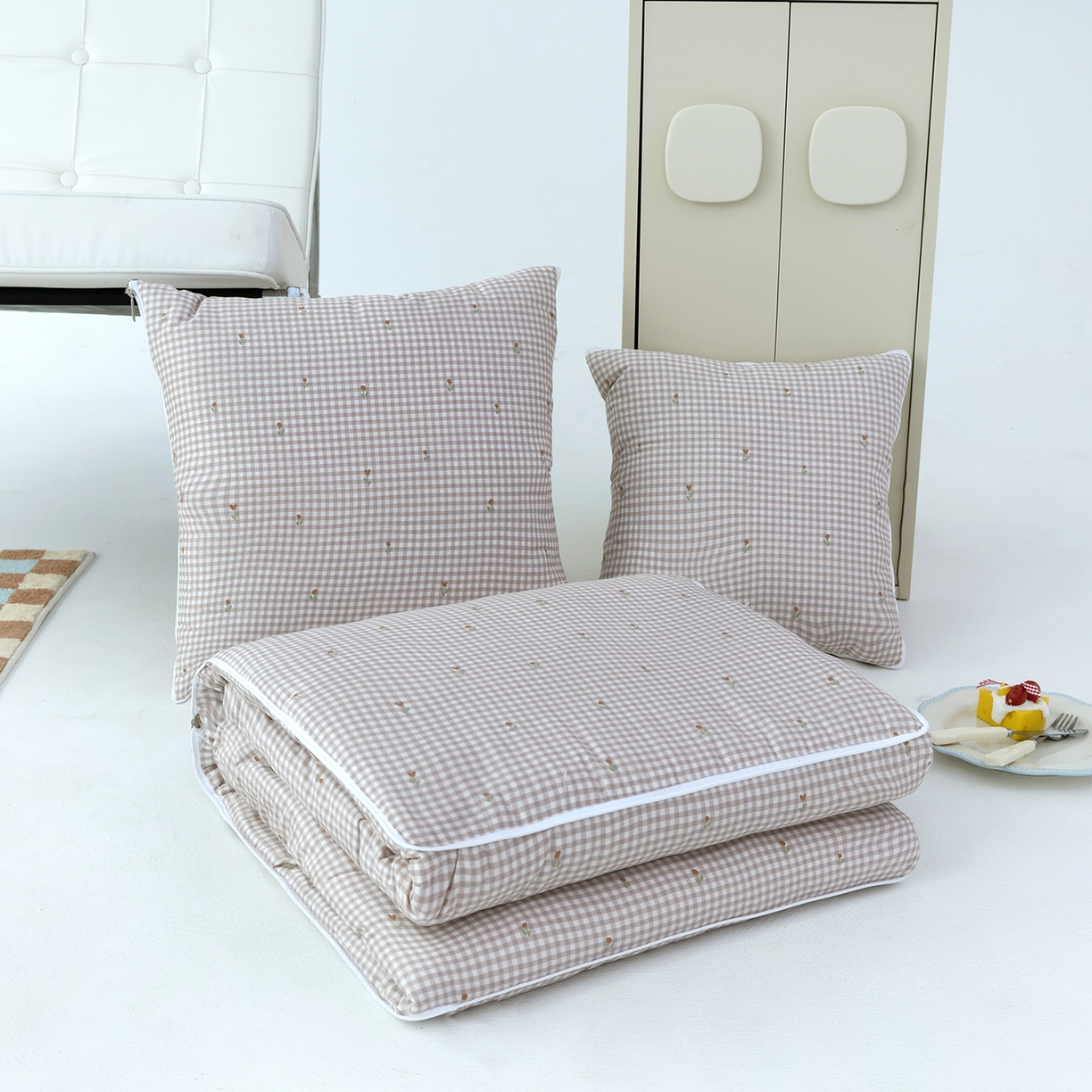 91家纺网 家纺一手货源 找家纺 番茄+ 2025新款13370全棉印花卡通抱枕被 粉格小花咖