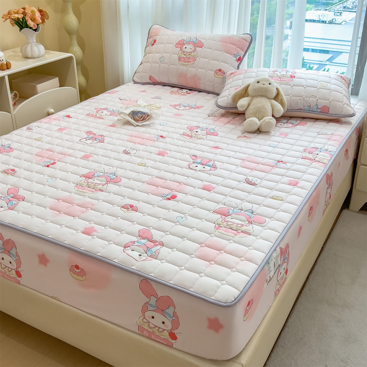 91家纺网 家纺一手货源 找家纺 雯豆家纺 2025四季款新品夹棉床笠三件套水洗棉磨毛小清新印花床垫保护套 可爱兔