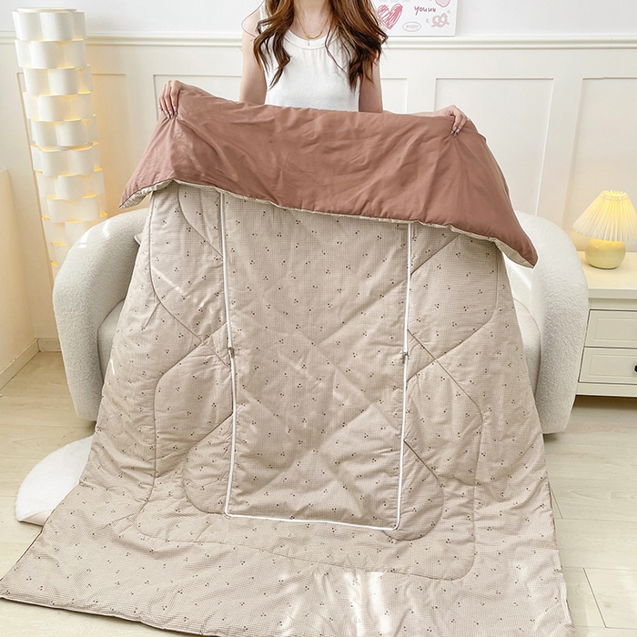 91家纺网 家纺一手货源 找家纺 番茄+ 2025新款13370全棉印花卡通抱枕被 樱桃格可可