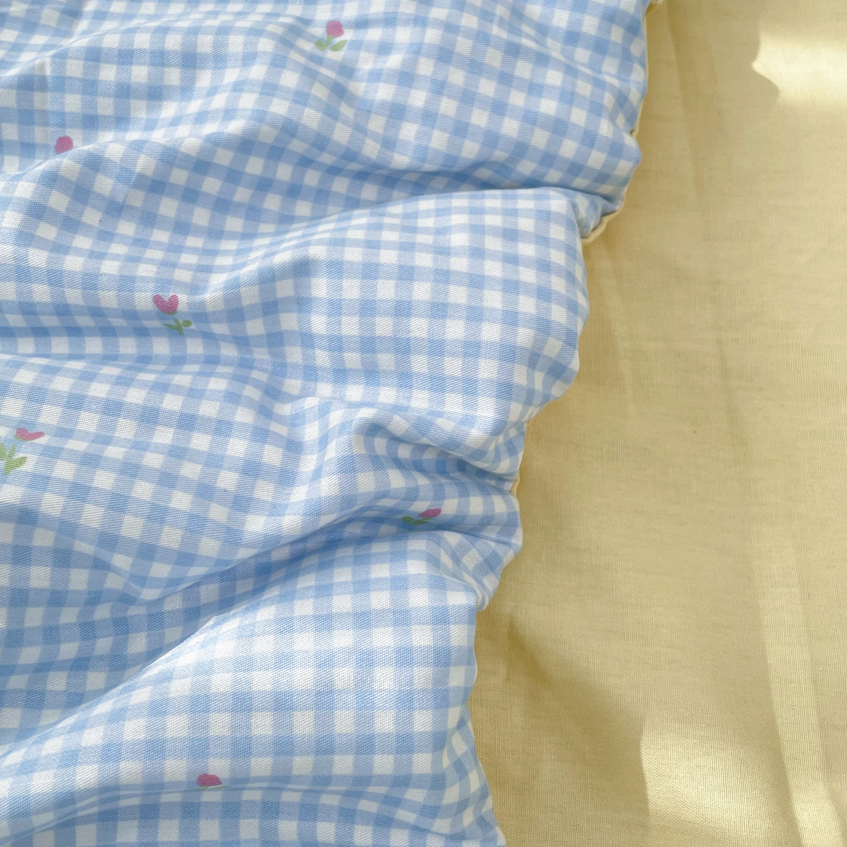 91家纺网 家纺一手货源 找家纺 番茄+ 2025新款13370全棉印花卡通抱枕被 粉格小花蓝