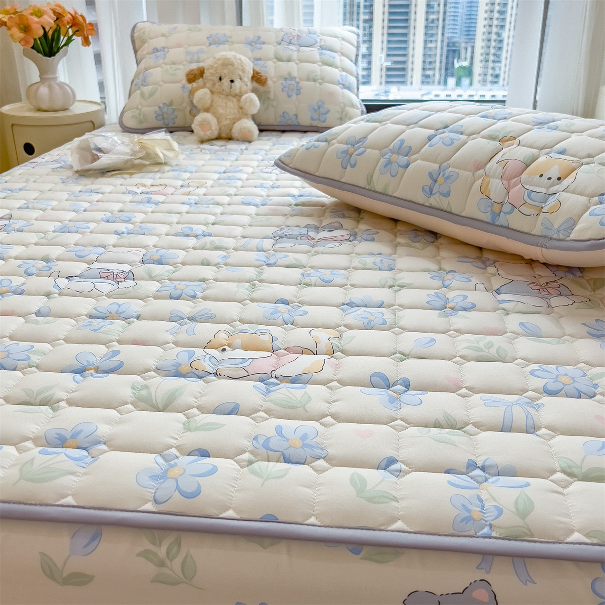 91家纺网 家纺一手货源 找家纺 雯豆家纺 2025四季款新品夹棉床笠三件套水洗棉磨毛小清新印花床垫保护套 萌趣小狗