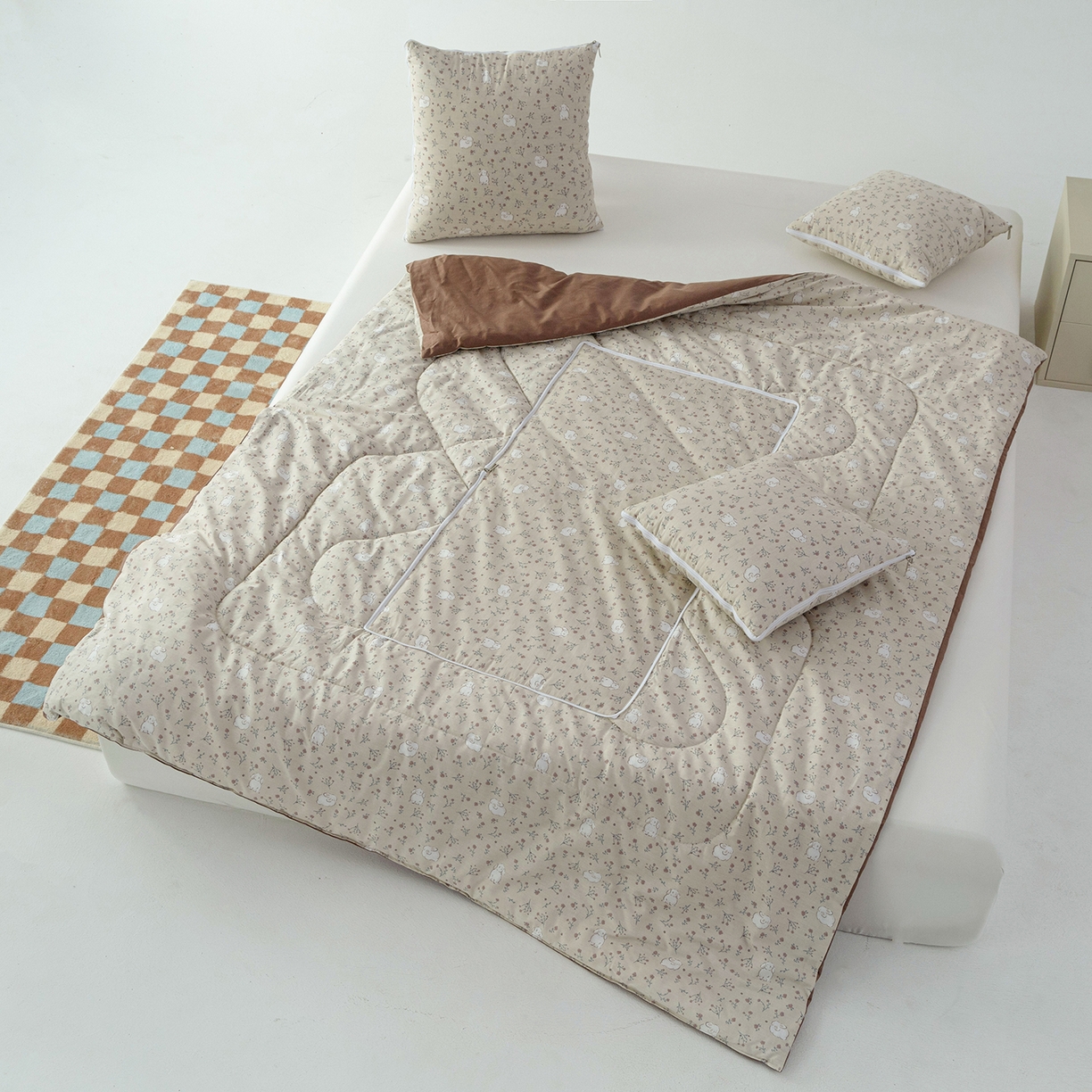 91家纺网 家纺一手货源 找家纺 番茄+ 2025新款13370全棉印花卡通抱枕被 咖啡兔