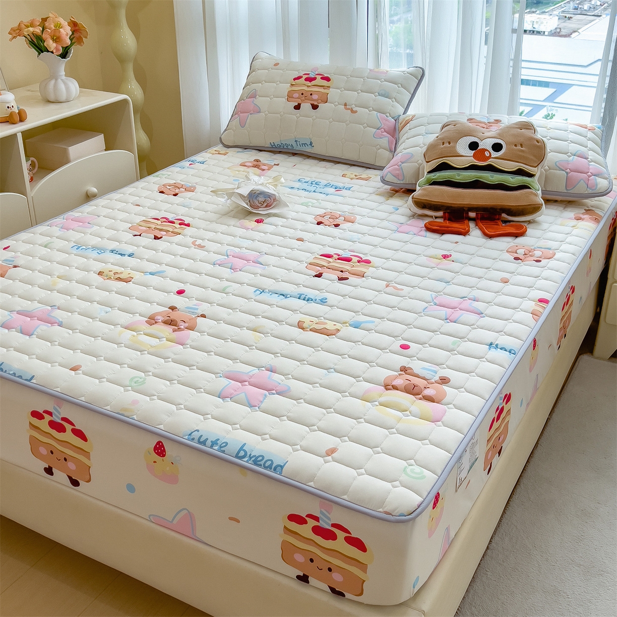 91家纺网 家纺一手货源 找家纺 雯豆家纺 2025四季款新品夹棉床笠三件套水洗棉磨毛小清新印花床垫保护套 卡皮宝贝