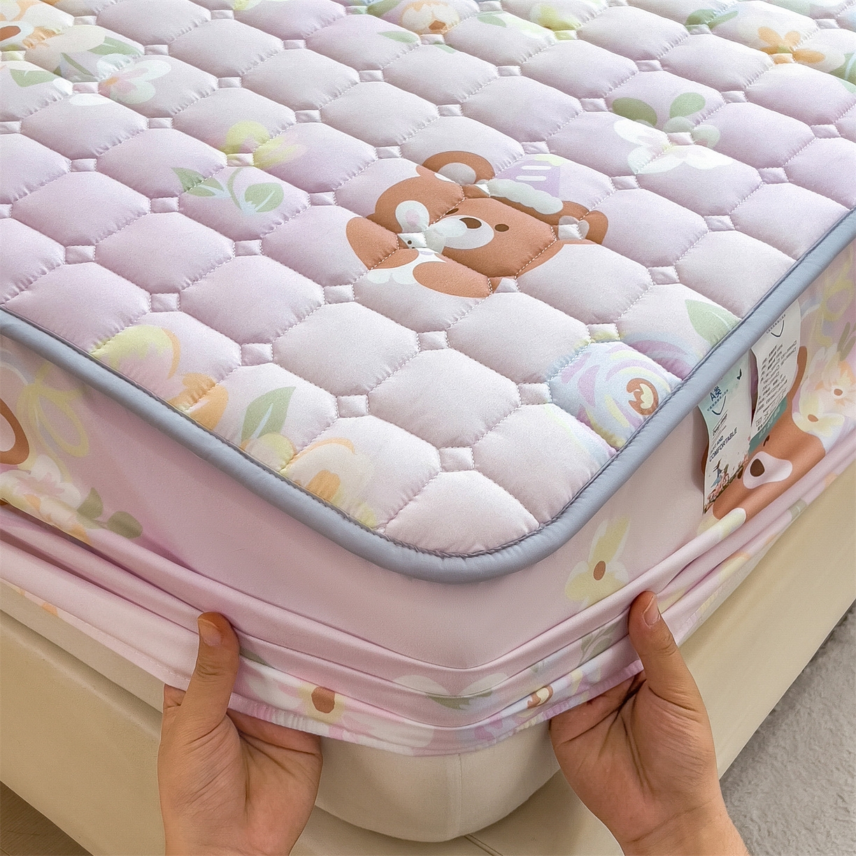 91家纺网 家纺一手货源 找家纺 雯豆家纺 2025四季款新品夹棉床笠三件套水洗棉磨毛小清新印花床垫保护套 星愿小熊