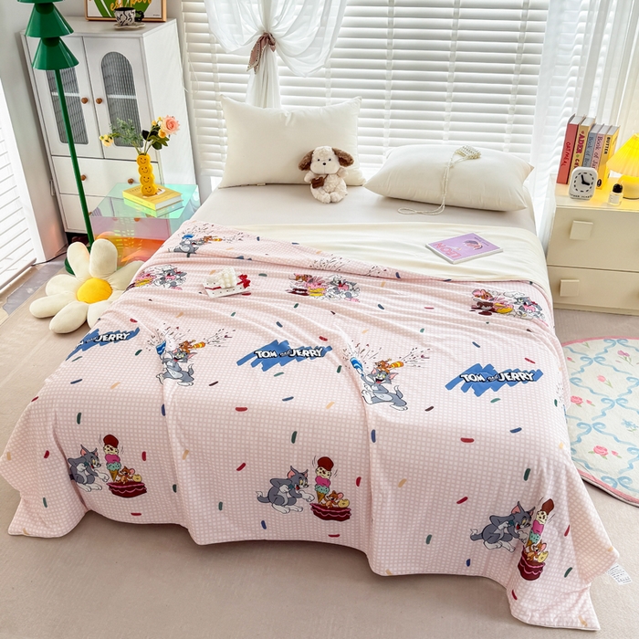 91家纺网 家纺一手货源 找家纺 彩象树家纺 2025新款猫和老鼠系列凉感夏被被子被芯 甜品奇遇记