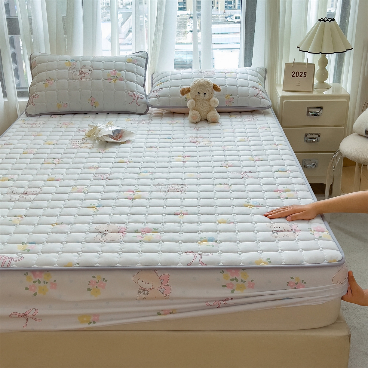 91家纺网 家纺一手货源 找家纺 雯豆家纺 2025四季款新品夹棉床笠三件套水洗棉磨毛小清新印花床垫保护套 布丁狗