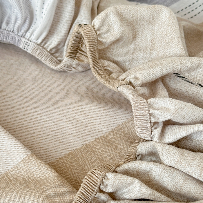 91家纺网 家纺一手货源 找家纺 拾物记 2025新款A类棉学生床笠第二批 阳光沙漠-灰