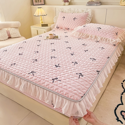 91家纺网 家纺一手货源 找家纺 眠势力 2025新款韩版花边夹棉床笠单件公主风四季款床垫保护套床罩 粉格蝴蝶结