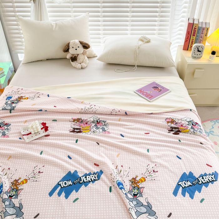 91家纺网 家纺一手货源 找家纺 彩象树家纺 2025新款猫和老鼠系列凉感夏被被子被芯 甜品奇遇记