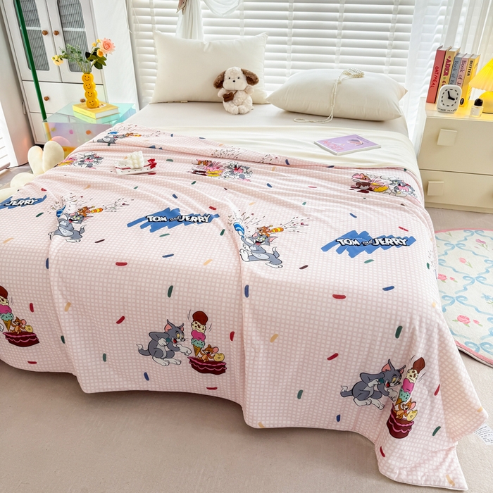 91家纺网 家纺一手货源 找家纺 彩象树家纺 2025新款猫和老鼠系列凉感夏被被子被芯 甜品奇遇记