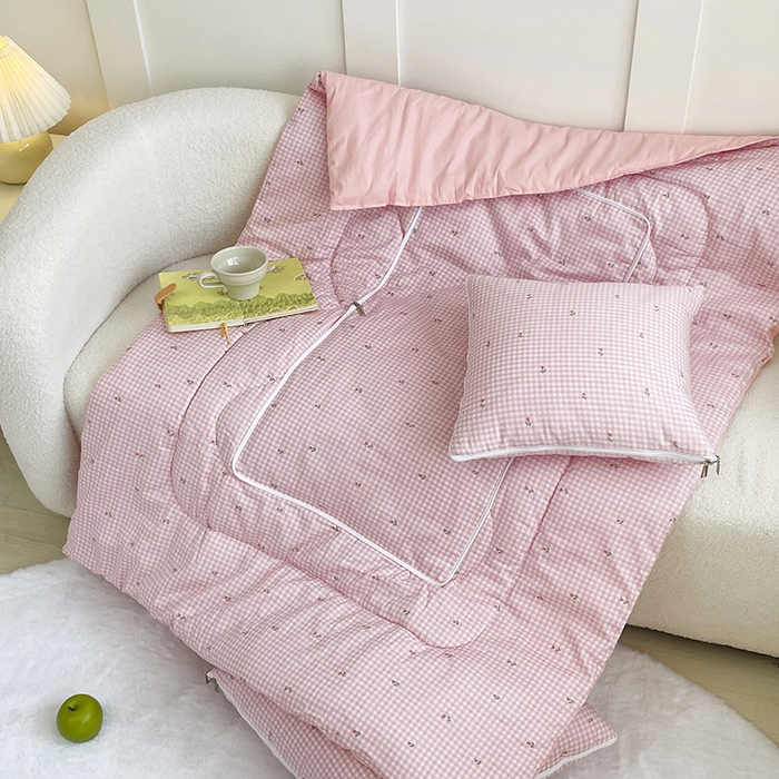 91家纺网 家纺一手货源 找家纺 番茄+ 2025新款13370全棉印花卡通抱枕被 粉格小花粉