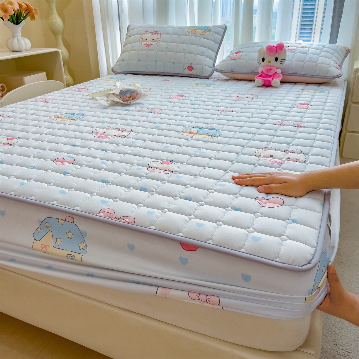 91家纺网 家纺一手货源 找家纺 雯豆家纺 2025四季款新品夹棉床笠三件套水洗棉磨毛小清新印花床垫保护套 假日猫咪