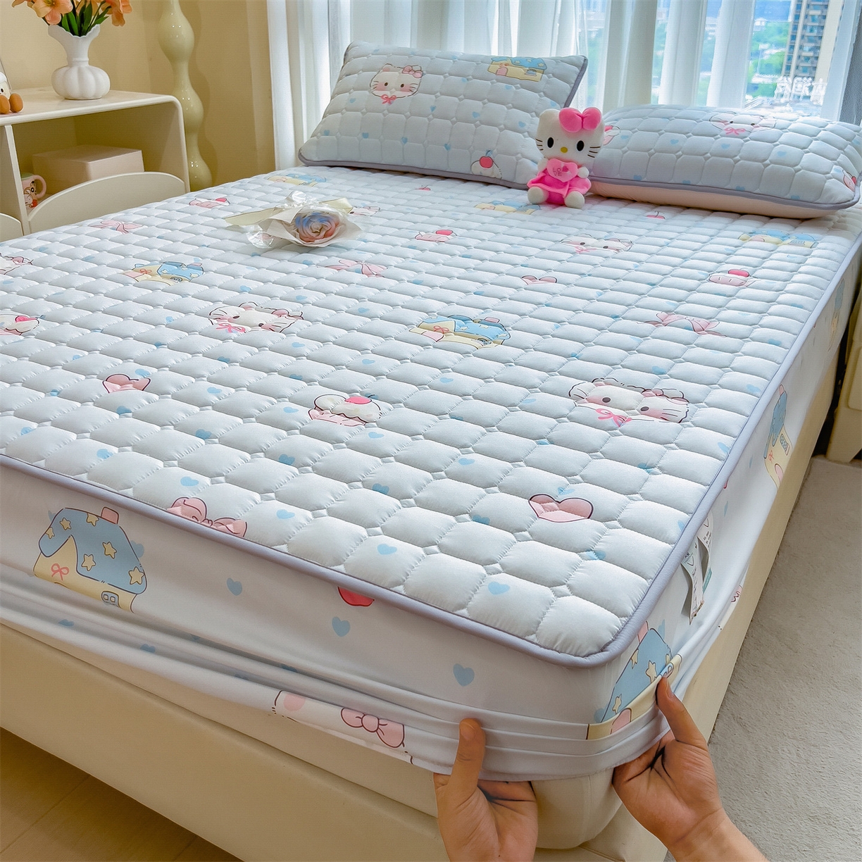 91家纺网 家纺一手货源 找家纺 雯豆家纺 2025四季款新品夹棉床笠三件套水洗棉磨毛小清新印花床垫保护套 假日猫咪