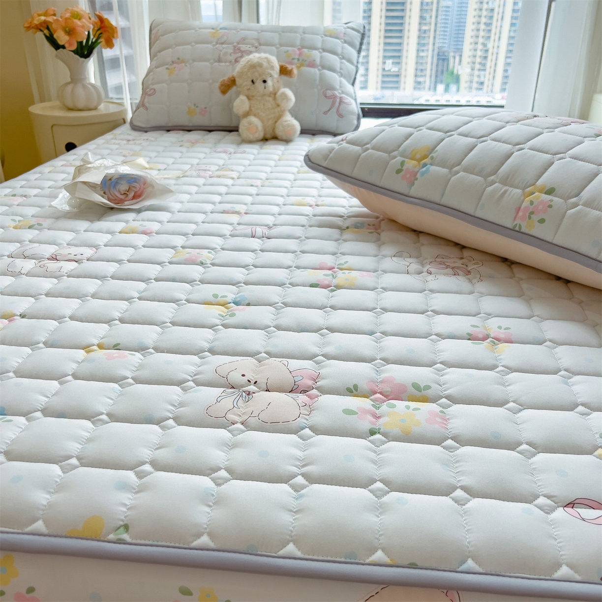 91家纺网 家纺一手货源 找家纺 雯豆家纺 2025四季款新品夹棉床笠三件套水洗棉磨毛小清新印花床垫保护套 布丁狗