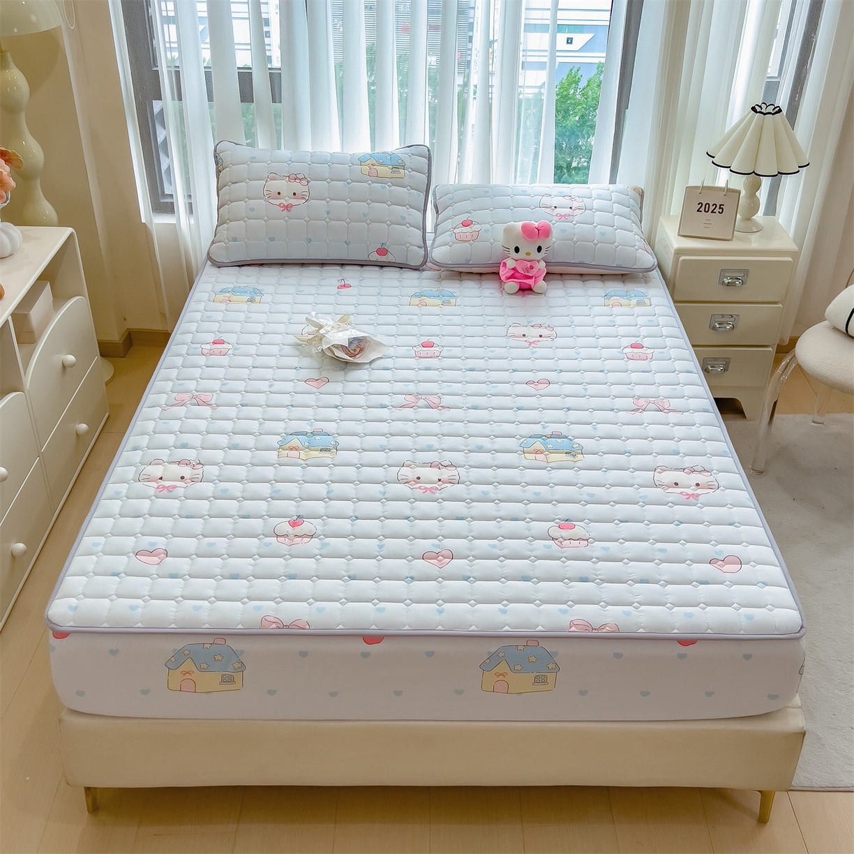 91家纺网 家纺一手货源 找家纺 雯豆家纺 2025四季款新品夹棉床笠三件套水洗棉磨毛小清新印花床垫保护套 假日猫咪