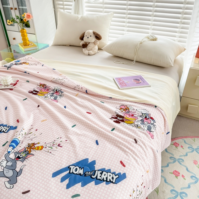 91家纺网 家纺一手货源 找家纺 彩象树家纺 2025新款猫和老鼠系列凉感夏被被子被芯 甜品奇遇记