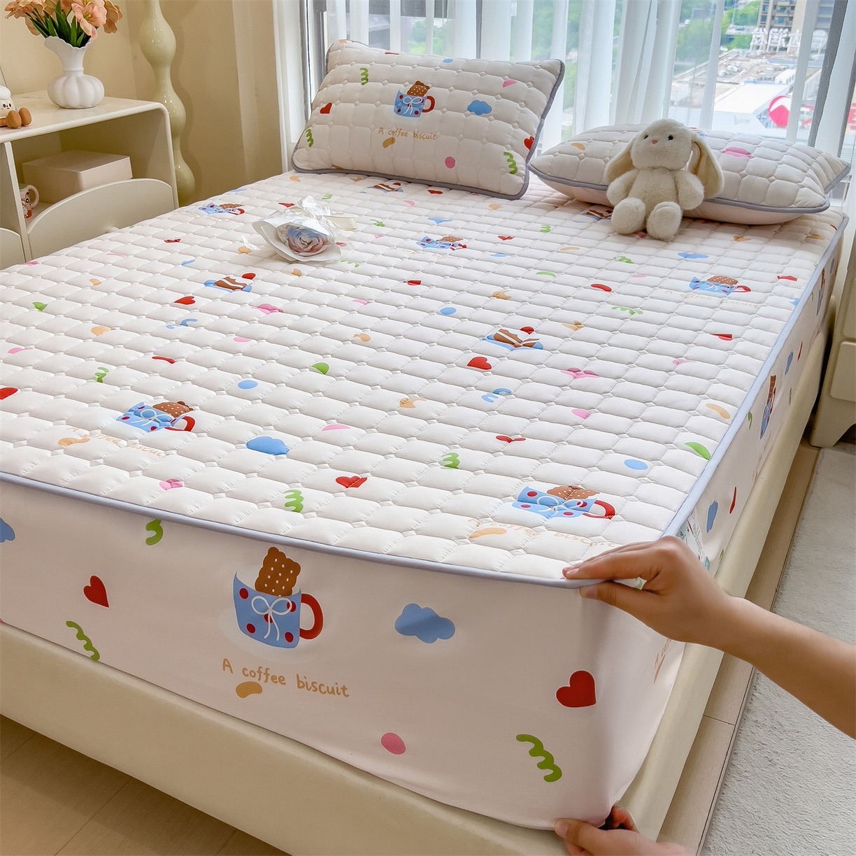 91家纺网 家纺一手货源 找家纺 雯豆家纺 2025四季款新品夹棉床笠三件套水洗棉磨毛小清新印花床垫保护套 甜甜心事