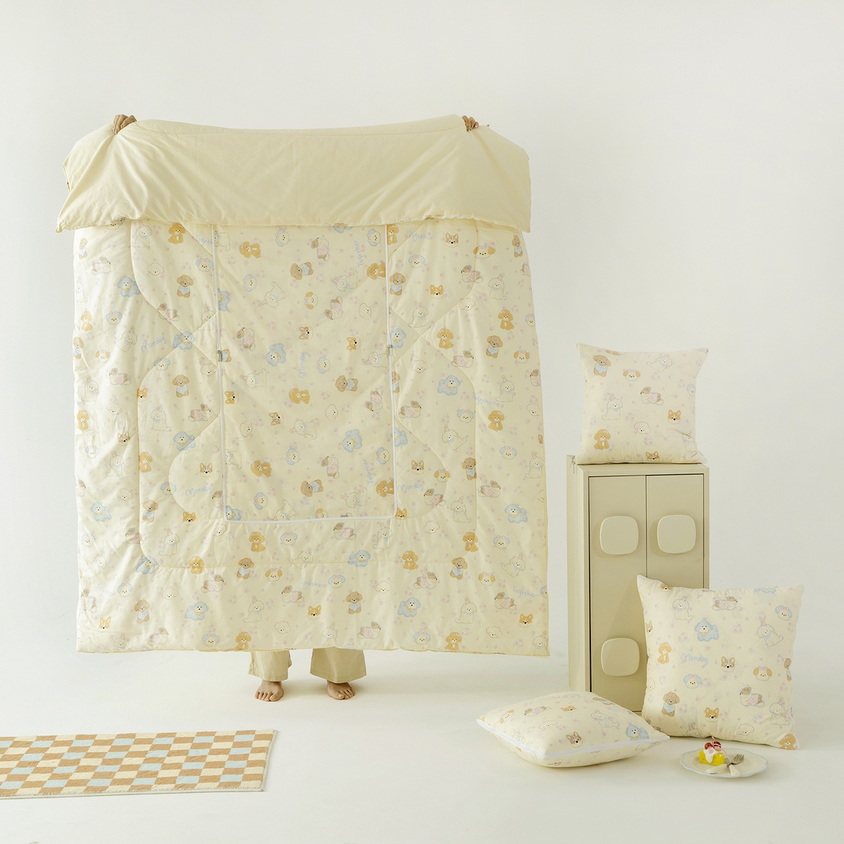 91家纺网 家纺一手货源 找家纺 番茄+ 2025新款13370全棉印花卡通抱枕被 泡芙小狗