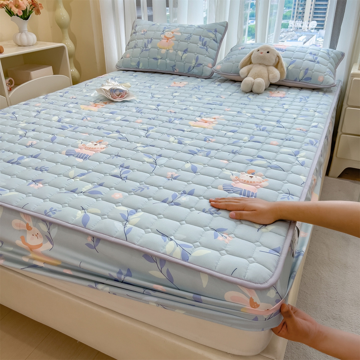 91家纺网 家纺一手货源 找家纺 雯豆家纺 2025四季款新品夹棉床笠三件套水洗棉磨毛小清新印花床垫保护套 半夏花语