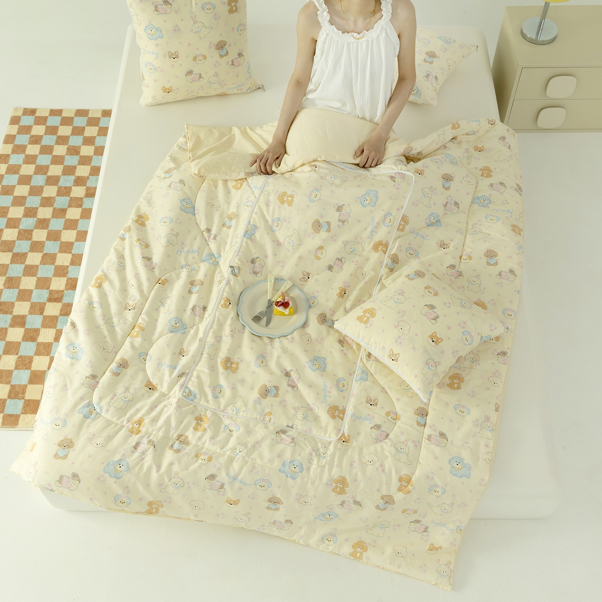 91家纺网 家纺一手货源 找家纺 番茄+ 2025新款13370全棉印花卡通抱枕被 泡芙小狗