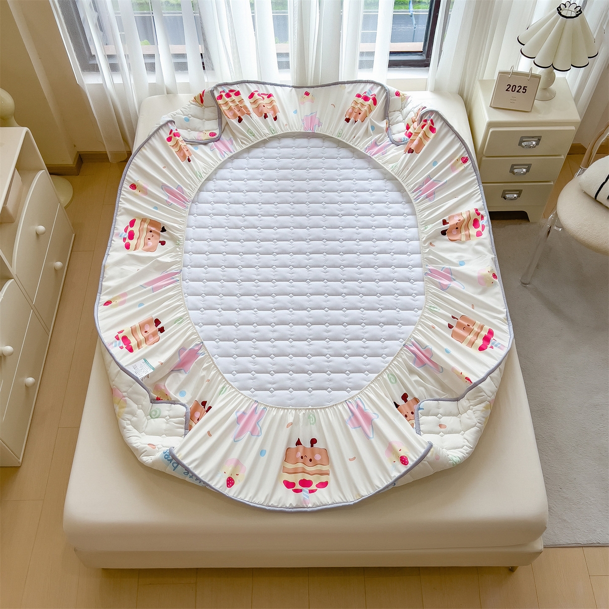 91家纺网 家纺一手货源 找家纺 雯豆家纺 2025四季款新品夹棉床笠三件套水洗棉磨毛小清新印花床垫保护套 卡皮宝贝