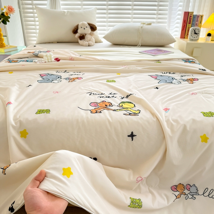 91家纺网 家纺一手货源 找家纺 彩象树家纺 2025新款猫和老鼠系列凉感夏被被子被芯 奇妙瞬间