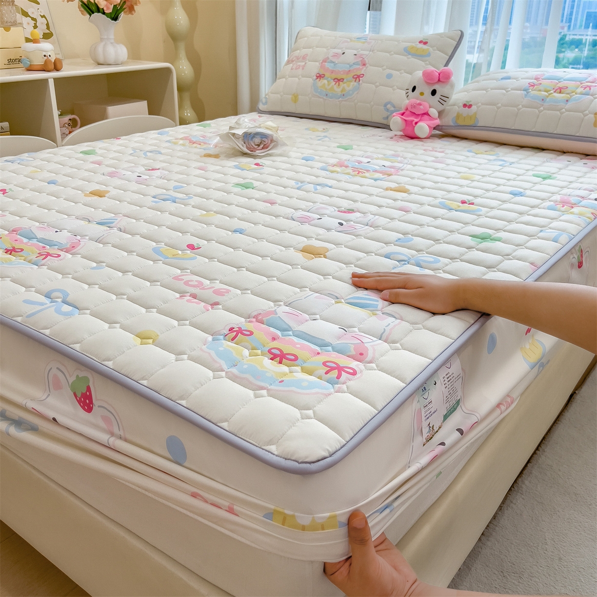 91家纺网 家纺一手货源 找家纺 雯豆家纺 2025四季款新品夹棉床笠三件套水洗棉磨毛小清新印花床垫保护套 嘟嘟猫