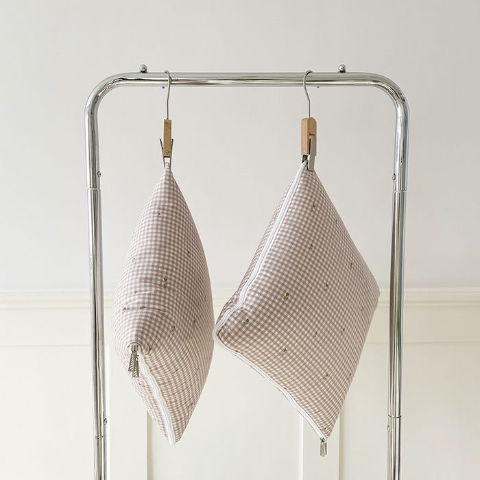 91家纺网 家纺一手货源 找家纺 番茄+ 2025新款13370全棉印花卡通抱枕被 粉格小花咖